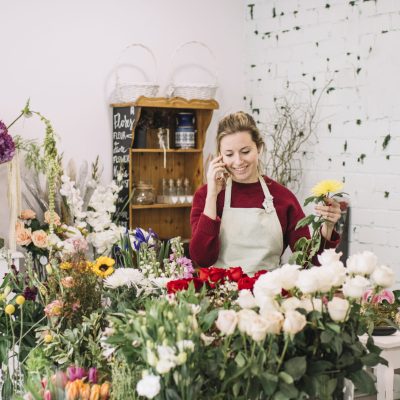 florist-speaking-smartphone-picking-flowers
